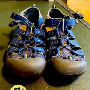 Keen mens size 6 water shoes